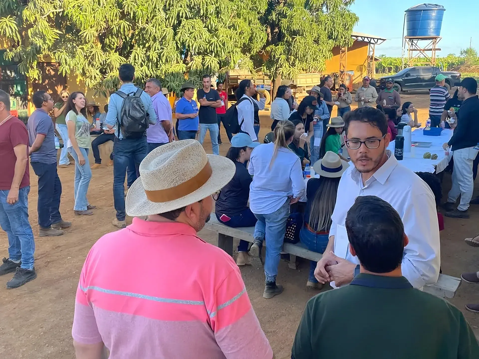 Palestra em dia de campo, sob as bananeiras da fazenda