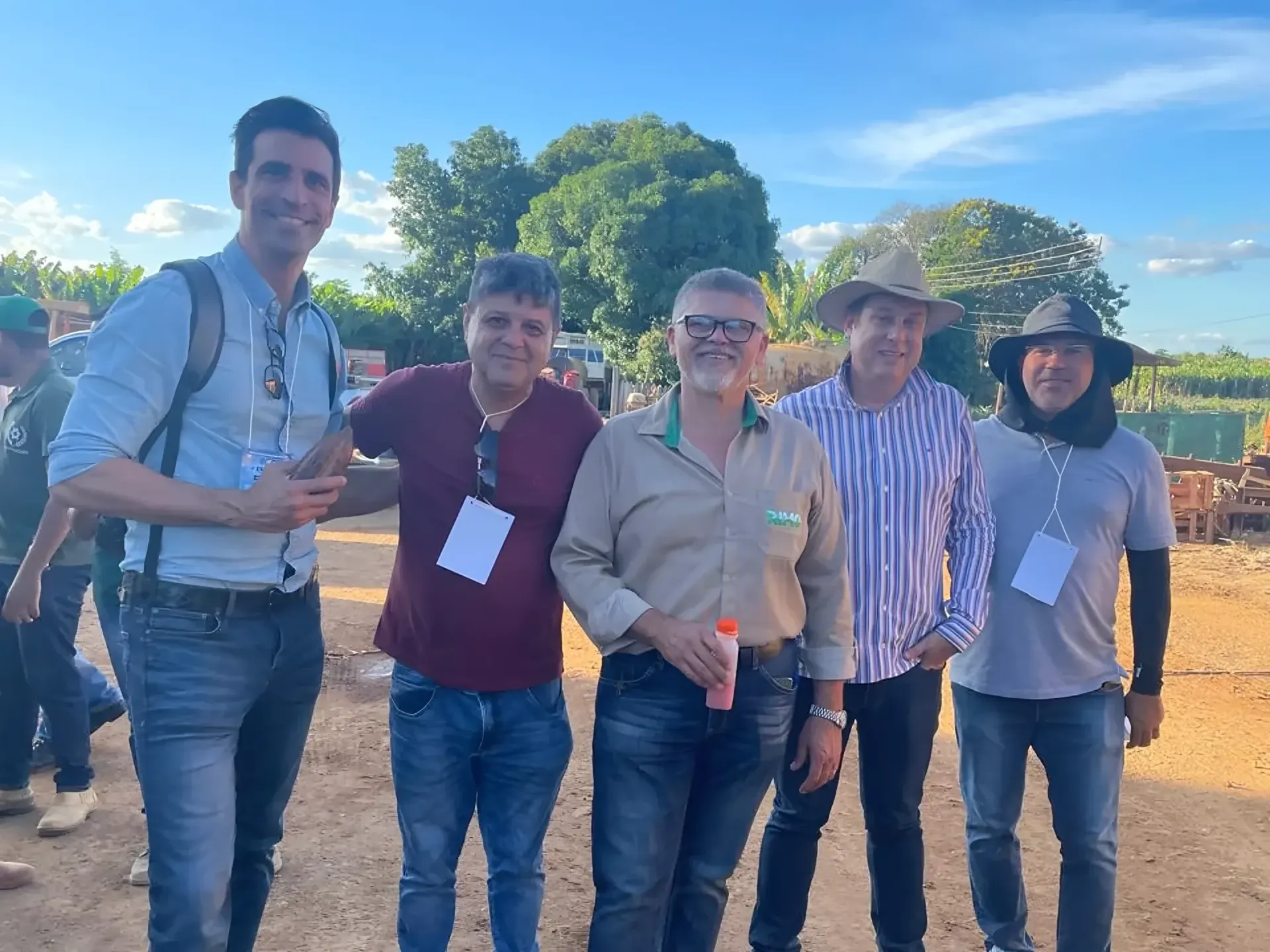 Equipe e visitantes no campo
