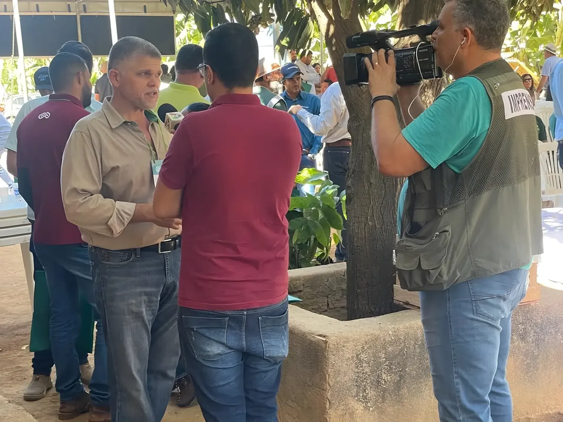Técnicos e produtores conversando no galpão da fazenda