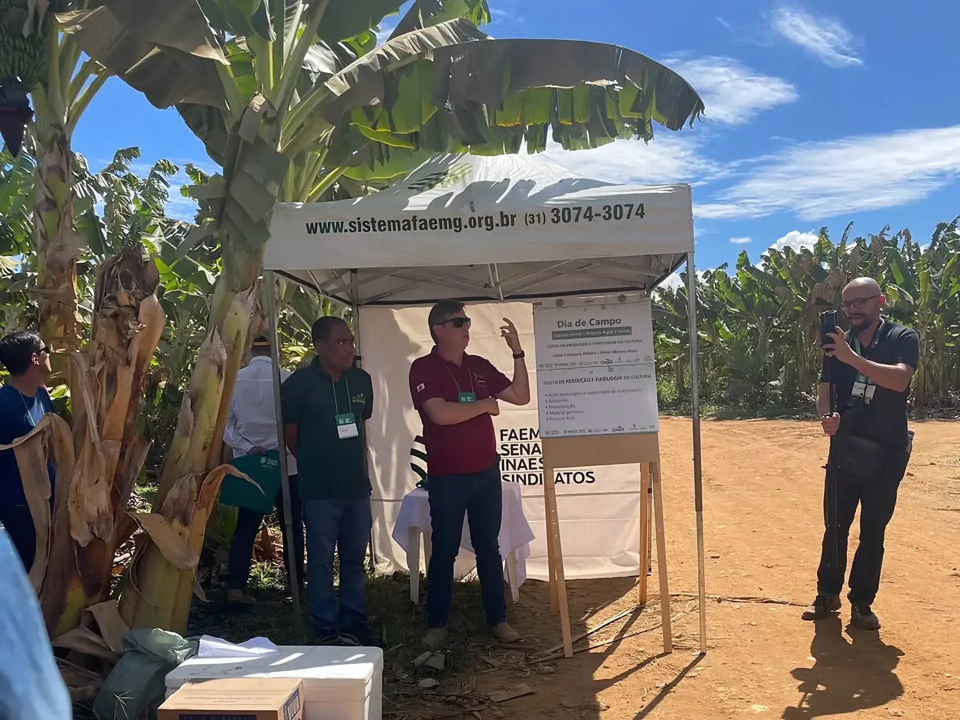 Técnicos e produtores em visita ao galpão da fazenda